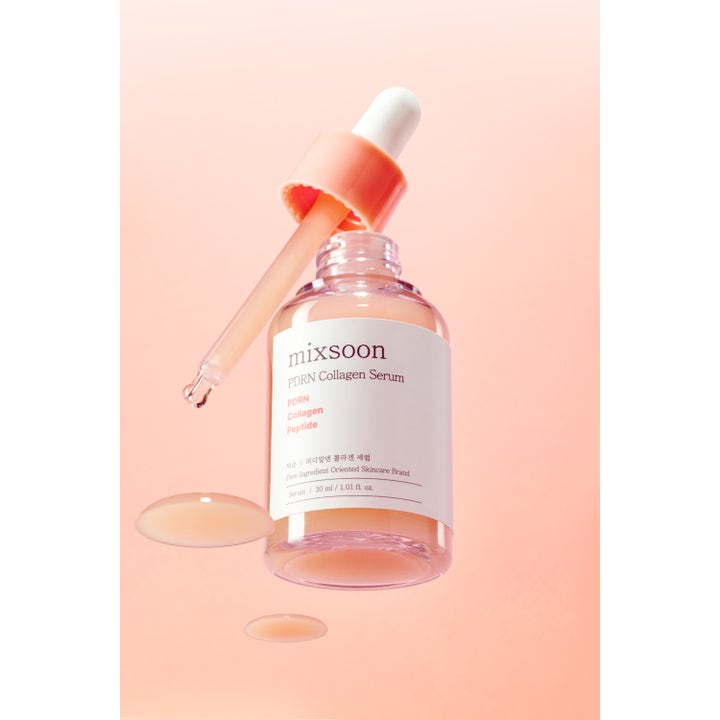 Mixsoon PDRN Collagen Serum 30 ml ansiktsserum i glassflaske med pipette som viser en ferskenfarget tekstur.