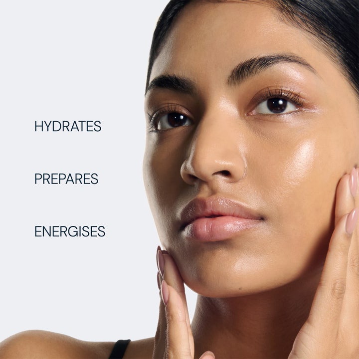 Elemis Pro-Collagen Marine Moisture Essence 100 ml fukter og gir glød med tekstene Hydrates, Prepares og Energises.