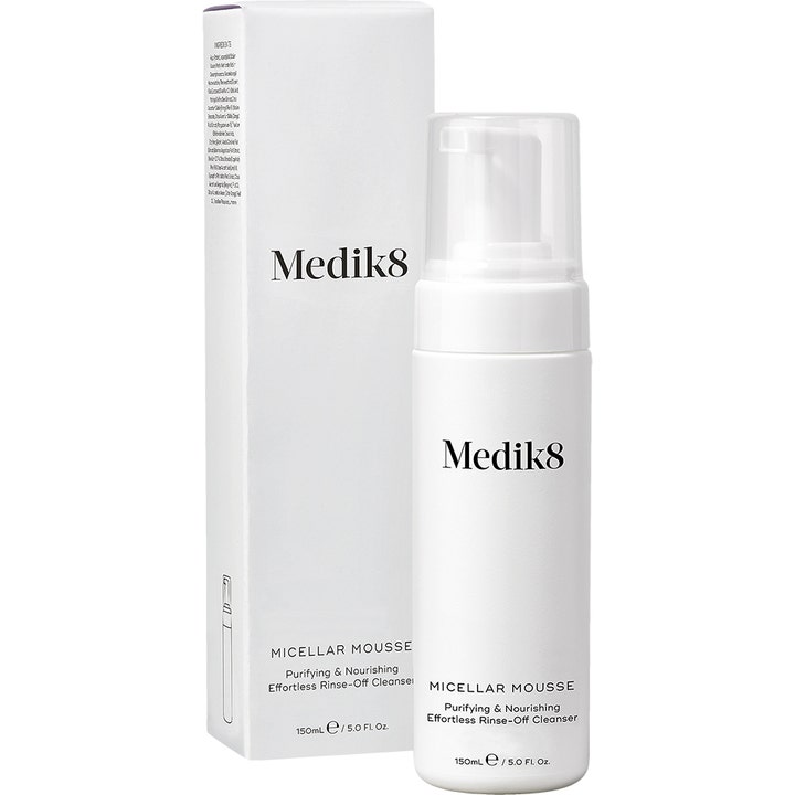 Medik8 Micellar Mousse 150 ml rensende ansiktsrens i hvit pumpeflaske med tilhørende ytterkartong