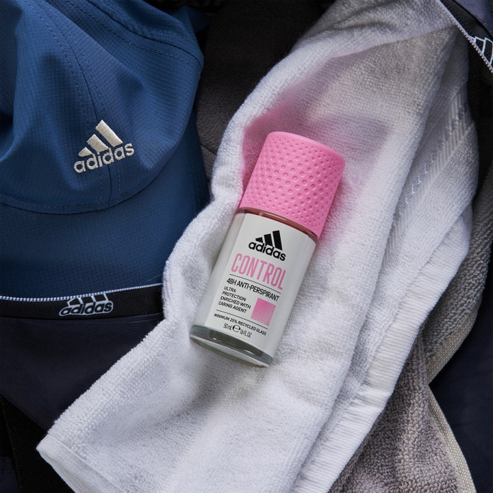 Adidas Cool & Care Control roll-on deodorant 50 ml gir 48 timers beskyttelse på et hvitt håndkle med en blå caps