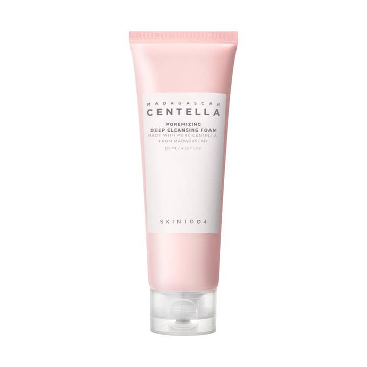 Skin1004 Madagascar Centella Poremizing Deep Cleansing Foam 125 ml i en lyserosa tube som gir dyprens.