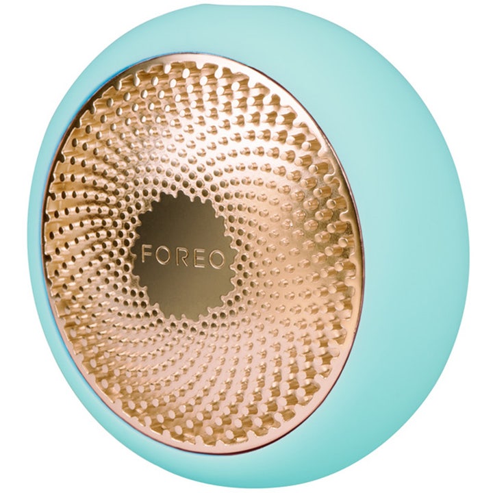 FOREO UFO 2 Mint ansiktsbehandling gir glødende hud i en rund mintgrønn enhet med mønstret gullplate.