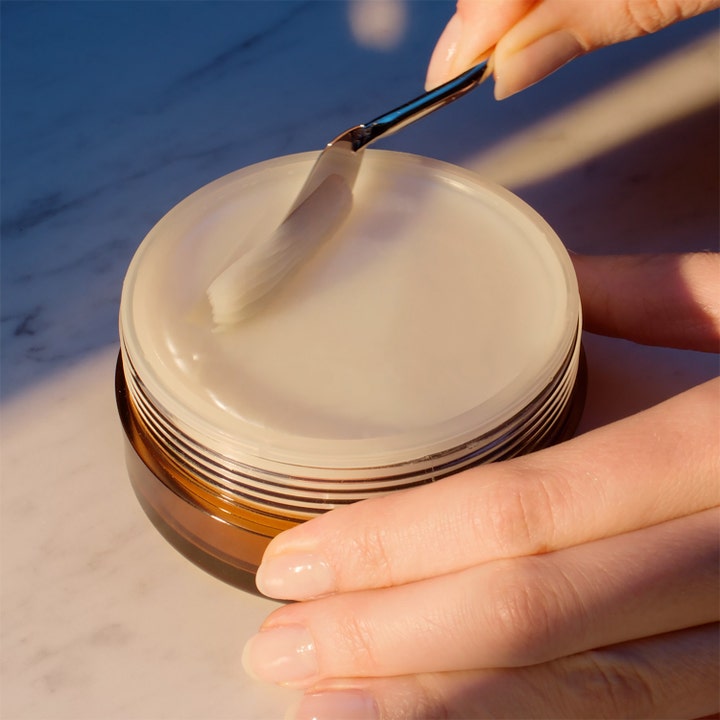 Estée Lauder Advanced Night Cleansing Balm 70 ml rensende ansiktsrens med fyldig balm i brun krukke og sølvspatel.