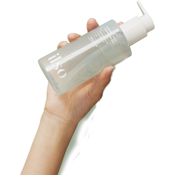 Ilso Natural Mild Cleansing Oil 200 ml ansiktsrens holdes i en hånd og fjerner sminke skånsomt med sesamolje.