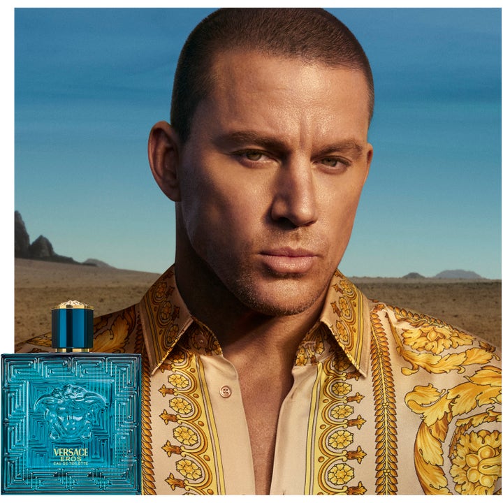 Versace Eros After Shave Lotion 100 ml beroligende aftershave med mann i mønstret skjorte foran et ørkenlandskap