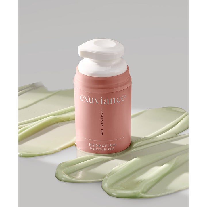 Exuviance Age Reverse Hydrafirm 50 g fuktgivende nattkrem i rosa pumpeflaske omgitt av grønn kremtekstur