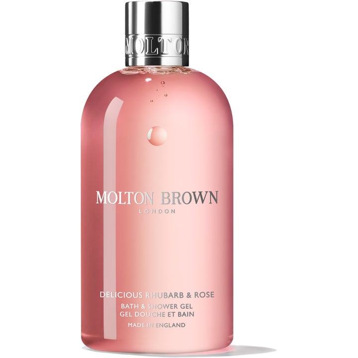 Molton Brown Delicious Rhubarb & Rose 300ml luksuriøs dusjsåpe gir frisk hud med rosa gelé i klar flaske og sølvkork