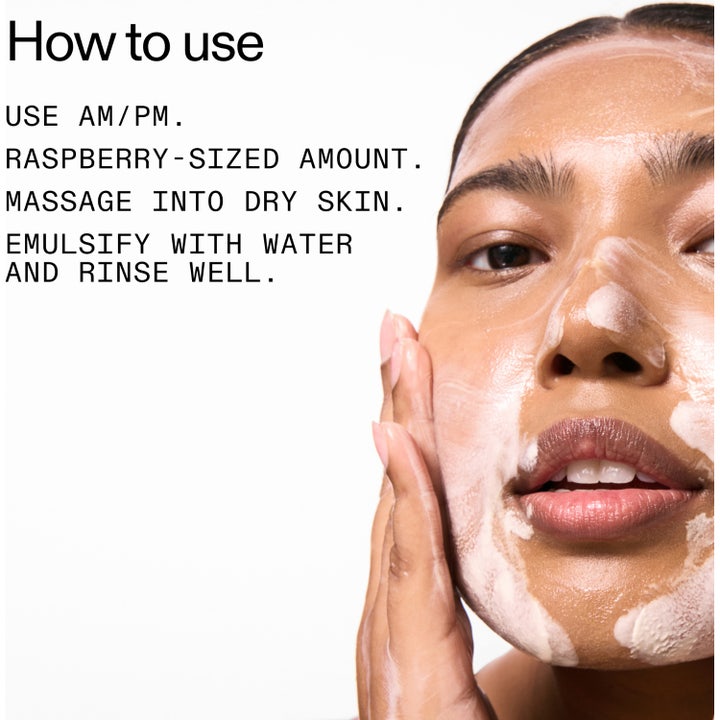 The INKEY List Oat Cleansing Balm 150 ml beroligende ansiktsrens påført i ansiktet med instruksjoner om bruk