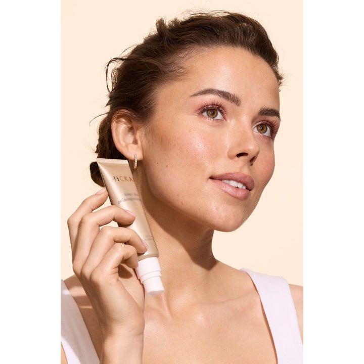 Hickap Hyaluronic Glow Set fuktighetsgivende hudpleiesett med serum og ansiktskrem foran en treboks.