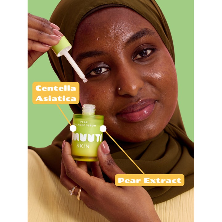 Smuuti Skin Pear Balance Serum 30 ml fuktserum med Centella Asiatica og pæreekstrakt påført av kvinne.
