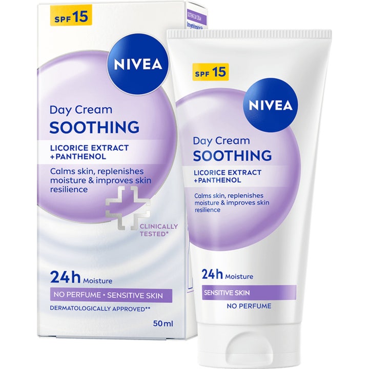 Nivea Day Cream Soothing 50 ml beroligende dagkrem med SPF 15 for sensitiv hud i hvit tube og eske med lilla detaljer