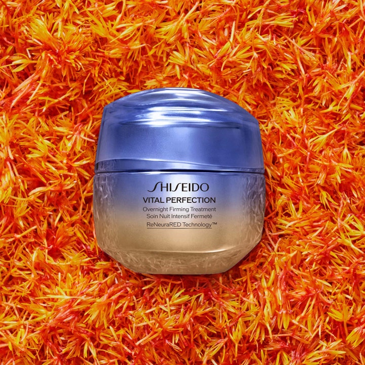 Shiseido Vital Perfection Advanced Overnight Treatment 50 ml oppstrammende nattkrem i blå krukke på oransje safran.