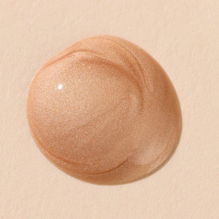 Hickap Honey Glow Serum 30 ml hyaluronsyreserum som gir glød vist som en gyllen dråpe med skimrende tekstur.