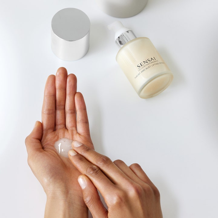 Sensai Cellular Performance Throat And Bust Lifting Effect 100 ml oppstrammende gel i hånd ved frostet glassflaske.
