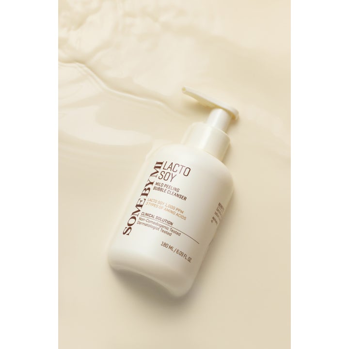 Some By Mi Lactosoy Mild Bubble Peeling Cleanser 180 ml eksfolierende ansiktsrens i hvit pumpeflaske på kremet væske.