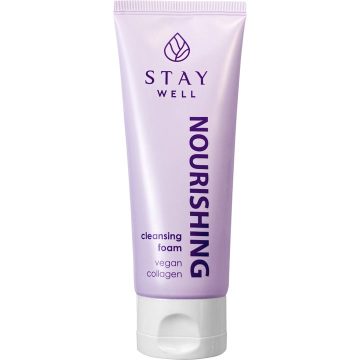 Stay Well Nourishing Cleansing Foam nærende ansiktsrens med vegansk kollagen i en lys lilla tube med hvit kork