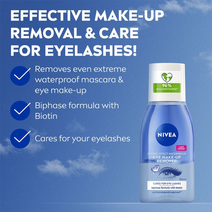 NIVEA Double Effect Eye Make-up Remover 125 ml fjerner vannfast sminke med biotin i en tofaset flaske mot blå himmel