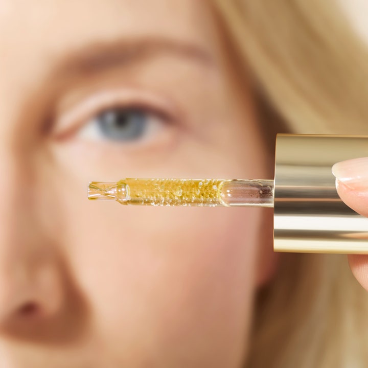 Nuxe Super Serum [10] Eye 15 ml øyeserum mot rynker viser gyllen tekstur i en pipette med gullkork
