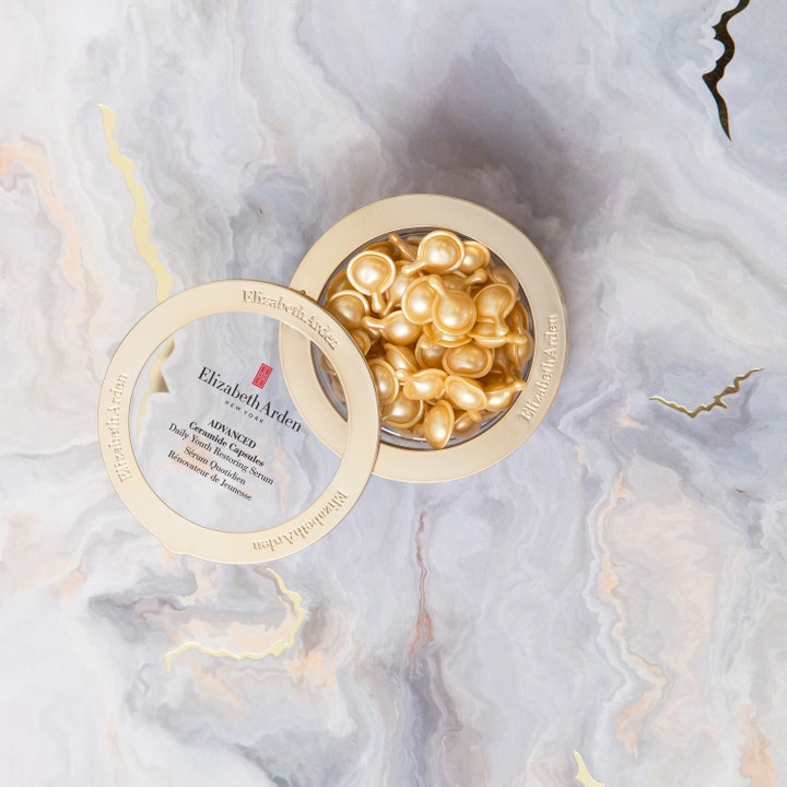 Elizabeth Arden Advanced Ceramide 45 Capsules ansiktsserum i gullfargede kapsler på marmorbakgrunn