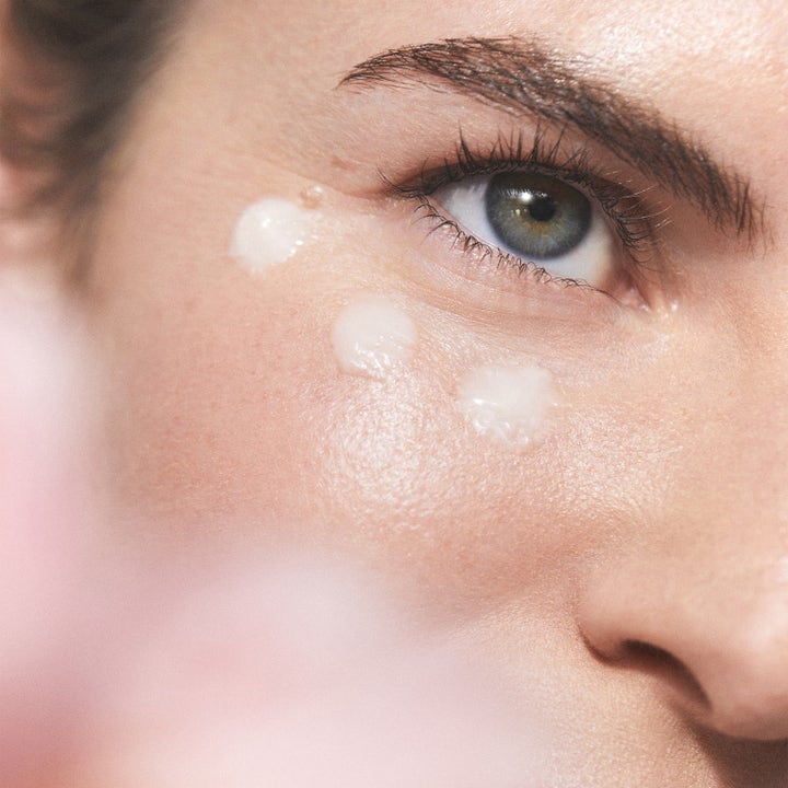 KORA Organics Kakadu Plum Vitamin C Eye Cream 15 ml øyekrem gir glød vist som tre prikker hvit krem på huden.