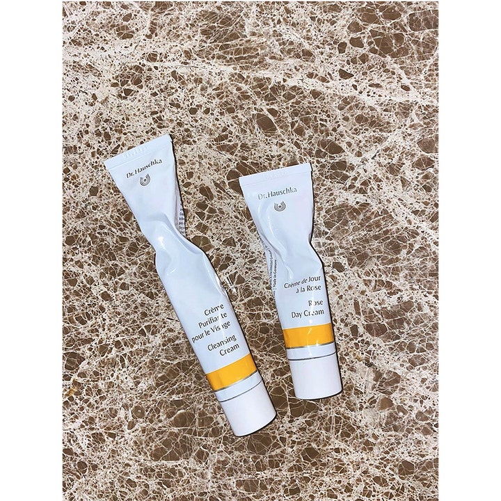 Dr. Hauschka Cleansing Cream 50 ml rensende ansiktsvask i hvit tube ved siden av Rose Day Cream på steinoverflate