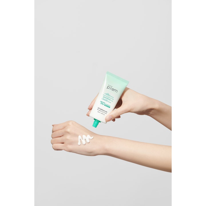 Make Prem No Sebum Sun Cream 50 ml mattende solkrem med SPF 50 og hvit kremtekstur påført på en hånd