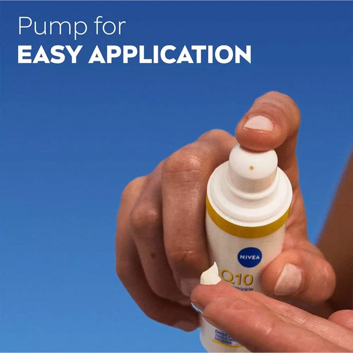 NIVEA Q10 Anti-Wrinkle Expert Daily UV Fluid 40 ml dagkrem mot rynker i hvit pumpeflaske som viser teksturen