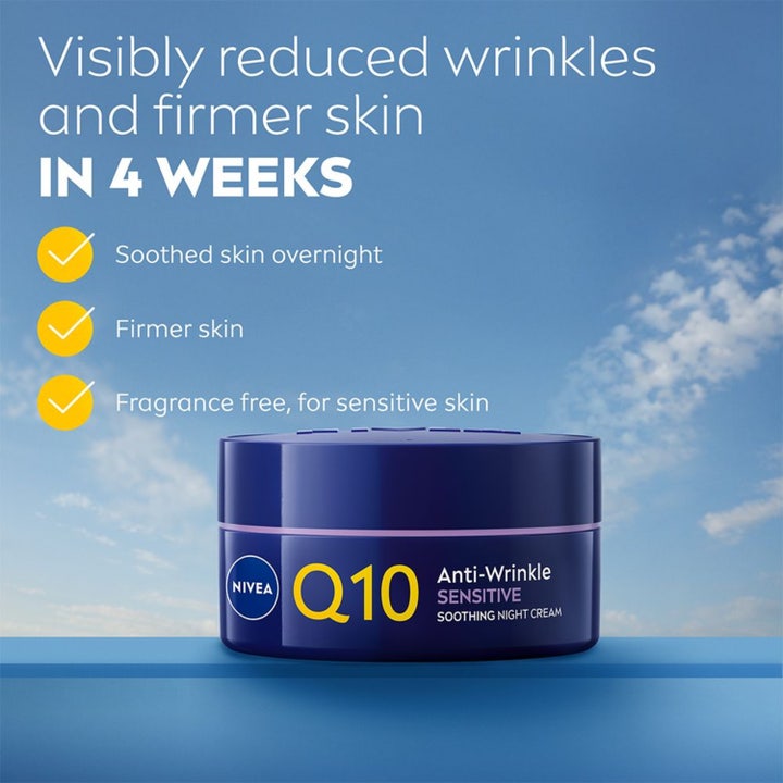 NIVEA Q10 Anti-Wrinkle Sensitive Night Cream 50 ml beroligende nattkrem i åpen blå krukke med hvit tekstur på marmorfat.