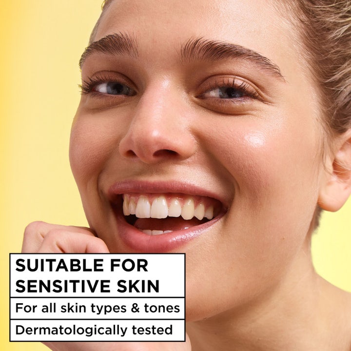 Garnier Vitamin C Fresh & Bright Sorbet Cream 85 ml gir glød til sensitiv hud i et smilende ansikt.