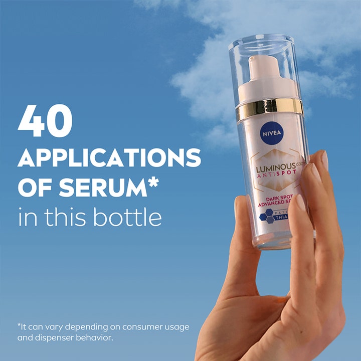 NIVEA Luminous630 Anti Dark-Spot Serum 30 ml mot pigmentflekker i en hånd mot blå himmel med tekst om 40 påføringer