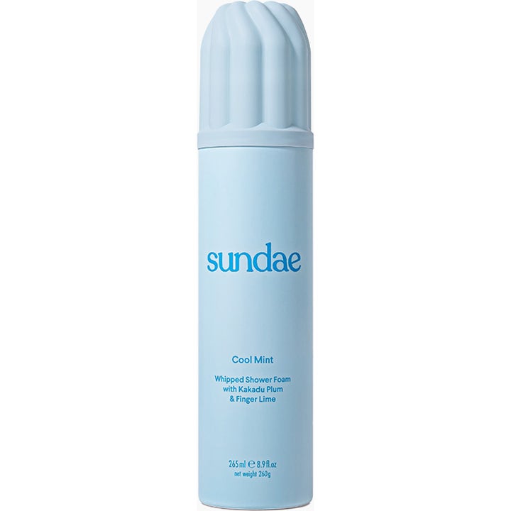 Sundae Cool Mint Whipped Shower Foam 265 ml forfriskende dusjskum i lyseblå flaske med riflet kremaktig kork