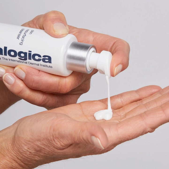 Dermalogica AGE smart Skin Resurfacing Cleanser 150 ml eksfolierende rens pumper hvit krem i en hånd