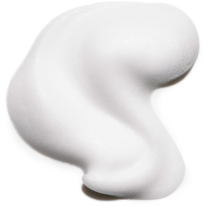 Exuviance Age Reverse BioActiv Wash 125 ml ansiktsrens har en luftig og fyldig hvit skumtekstur med små bobler.