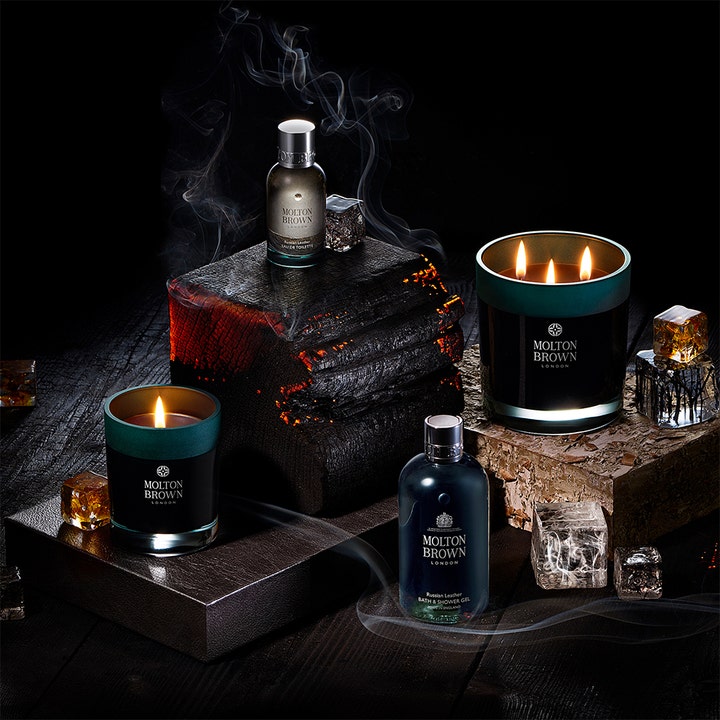 Molton Brown Dark Leather Bath & Shower Gel 300 ml luksuriøs dusjsåpe i mørk flaske ved tente lys og røykfylt tre