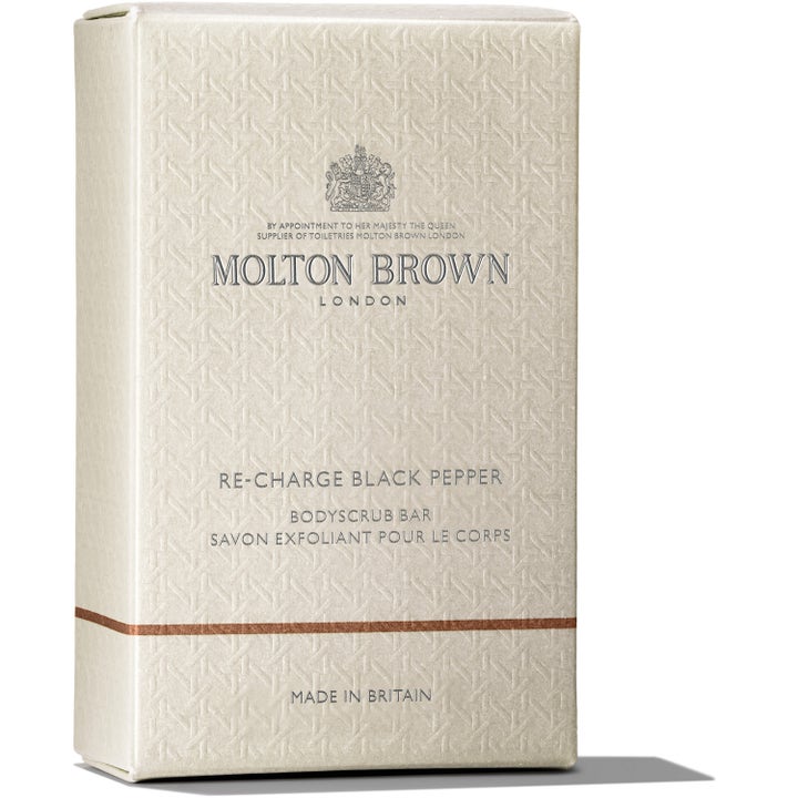 Molton Brown Re-charge Black Pepper Bodyscrub Bar 250 g eksfolierende kroppsskrubb i beige teksturert eske med sølvskrift.