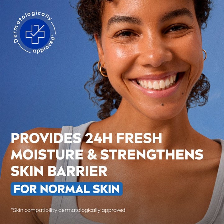 NIVEA Refreshing Day Cream 50 ml fuktighetskrem på smilende kvinne som styrker hudbarrieren