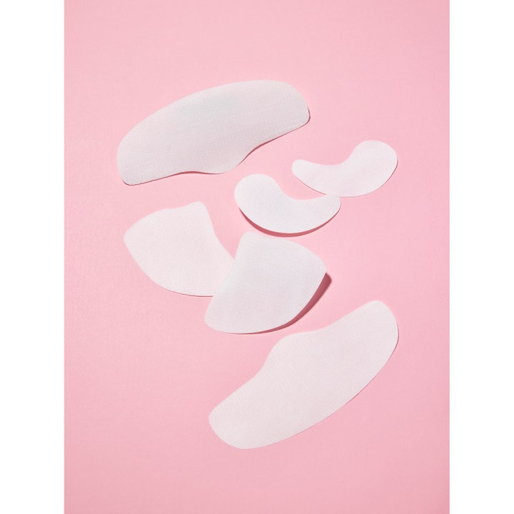 Mixsoon Melting Collagen Eye Film 5 stk øyemaske som gir fuktighet vist som hvite teksturerte lapper på rosa bakgrunn.