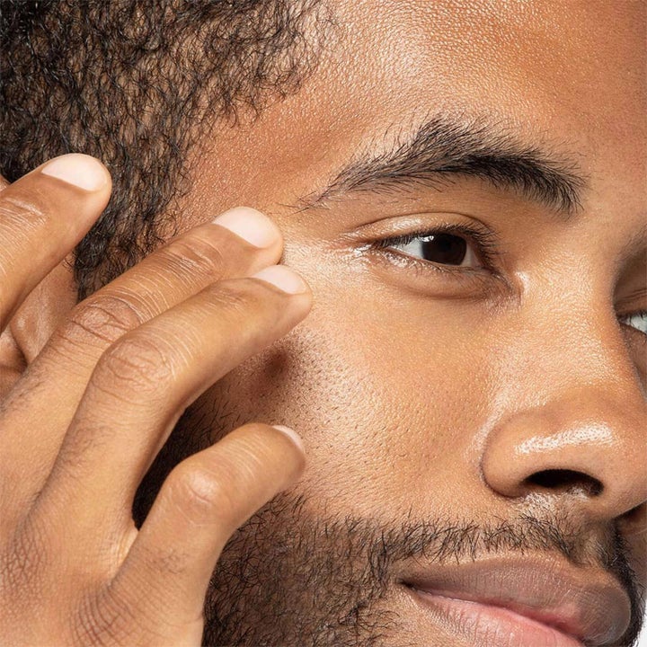 Dermalogica Awaken Peptide Eye Gel Duo fuktighetsgivende øyekrem som påføres for å redusere hevelser.