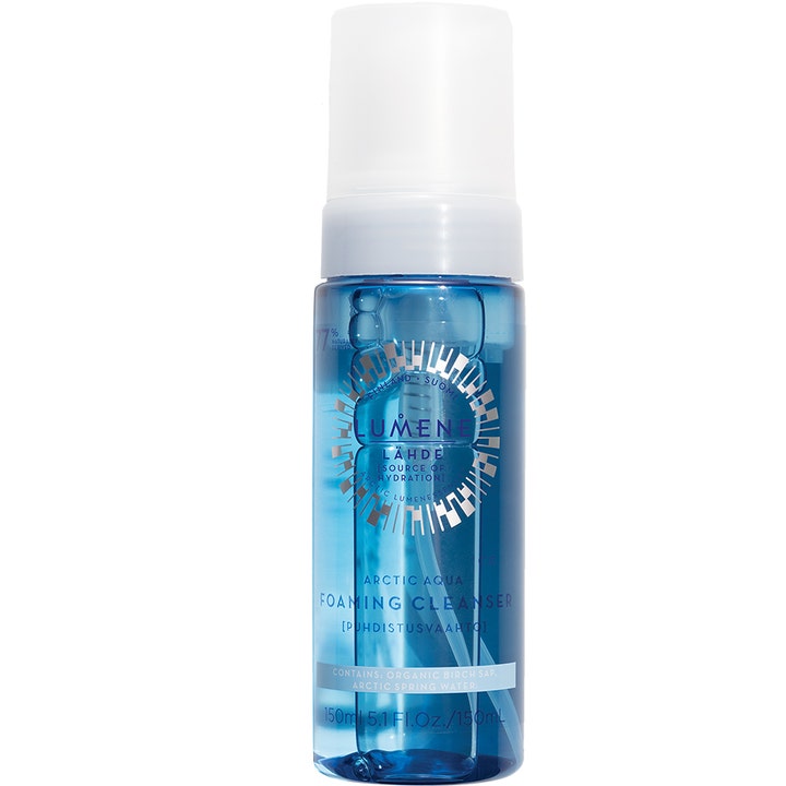 Lumene Lähde Arctic Aqua Foaming Cleanser 150 ml fuktighetsgivende rens i blå gjennomsiktig flaske med hvit pumpe.