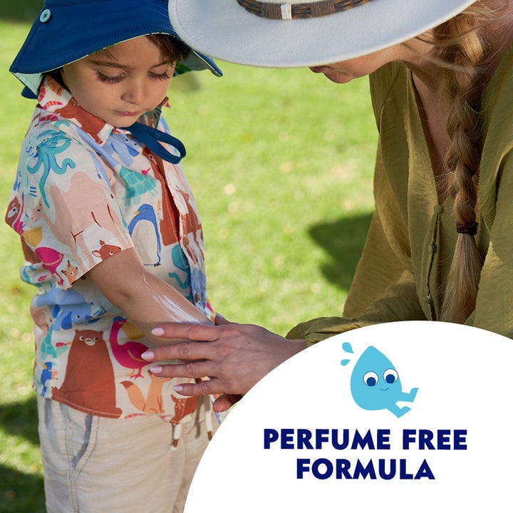 NIVEA Sun Kids Protect & Sensitive Spray SPF50+ 200 ml parfymefri solkrem som smøres på et barns arm utendørs.