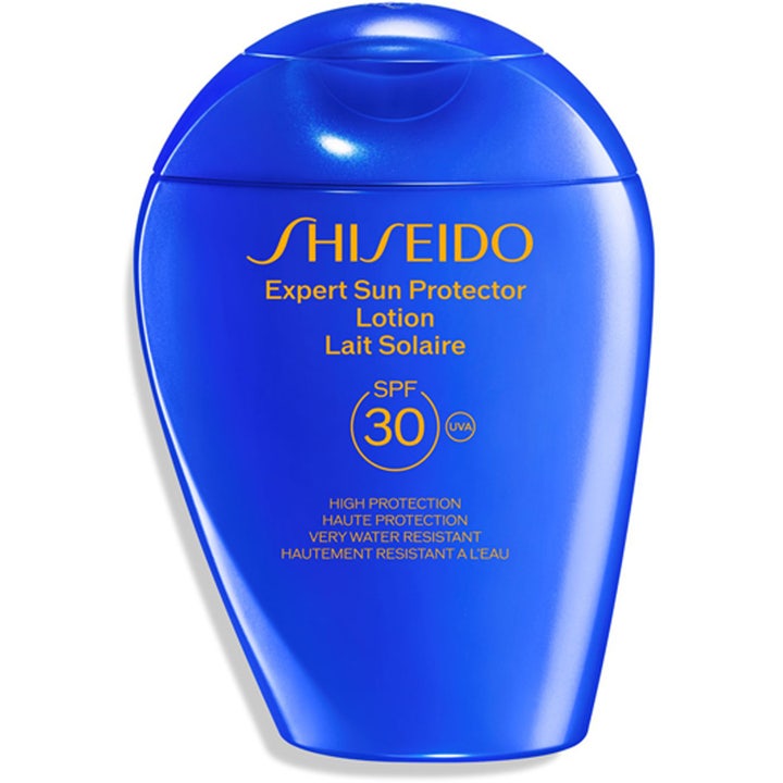 Shiseido Expert Sun Protector Lotion SPF 30 vannavstøtende solkrem i en blå buet plastflaske med gul skrift