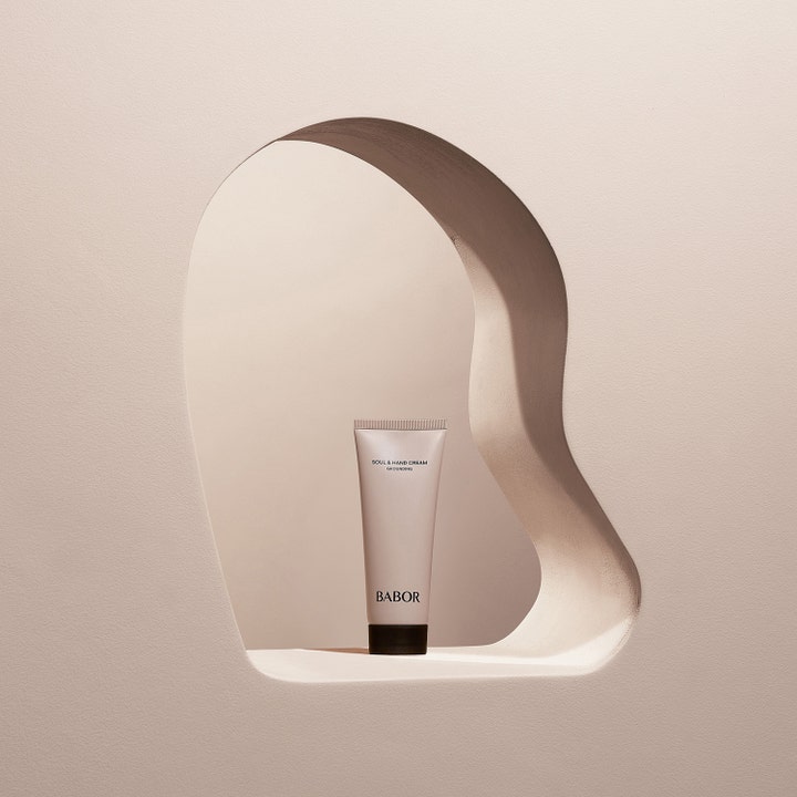 Babor Soul & Body Grounding Hand Cream 75 ml fuktgivende håndkrem i tube plassert i en estetisk bue