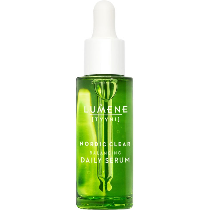 Lumene Nordic Clear Balancing Daily Serum 30 ml balanserende ansiktsserum i grønn glassflaske med hvit pipette