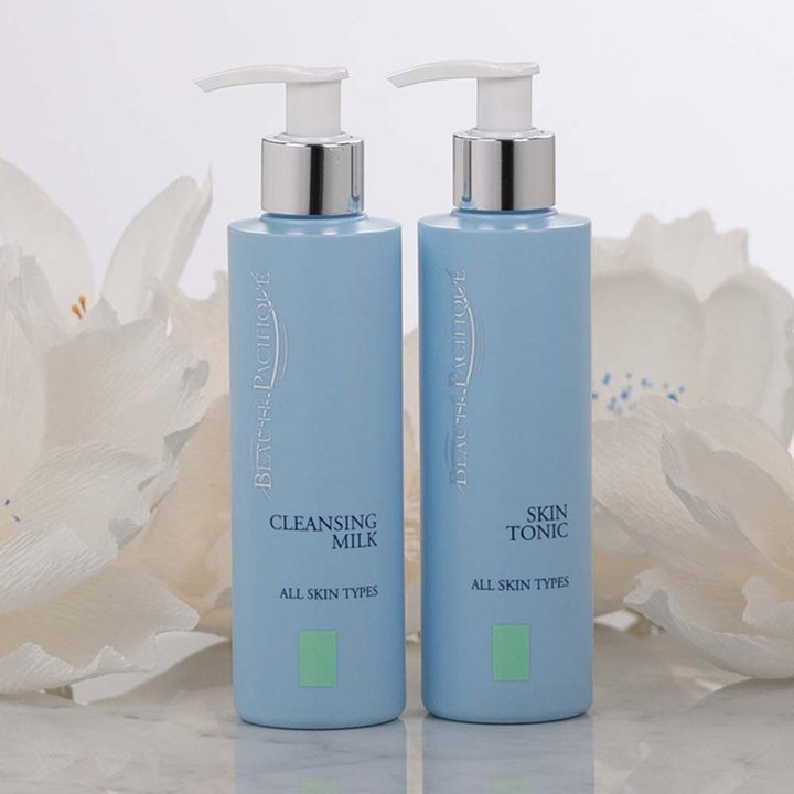 Beauté Pacifique Toner All Skin 200 ml oppfriskende ansiktsvann i lyseblå pumpeflaske foran hvite blomster