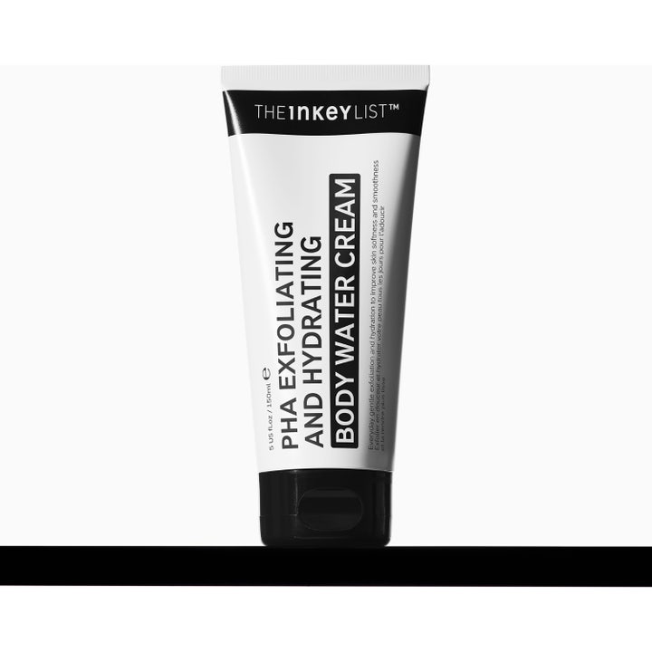 The INKEY List PHA Exfoliating and Hydrating Body Water Cream 150 ml eksfolierende bodylotion i hvit tube på blå flate