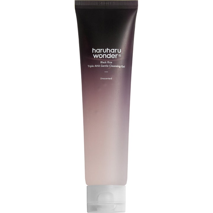 Haruharu Wonder Black Rice Triple AHA Gentle Cleansing Gel skånsom ansiktsrens i lilla gradient-tube med hvit kork.