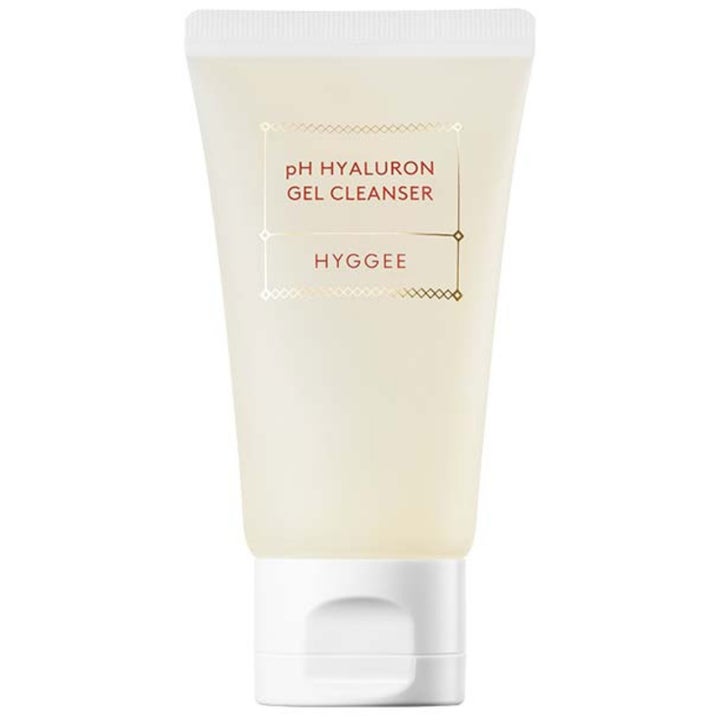 Hyggee pH Hyaluron Gel Cleanser fuktighetsgivende ansiktsrens i en frostet hvit tube med hvitt vippelokk
