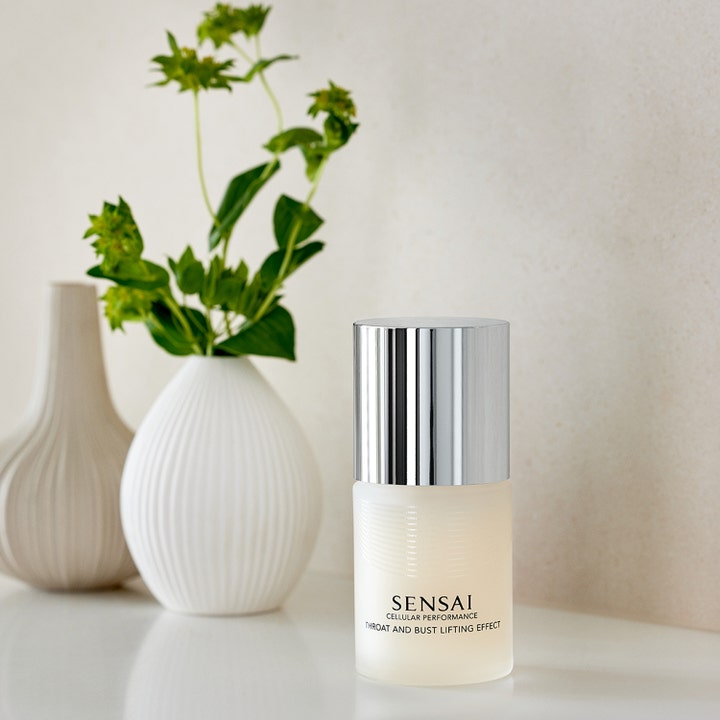 Sensai Cellular Performance Throat And Bust Lifting Effect 100 ml oppstrammende krem i frostet flaske med sølvlokk.