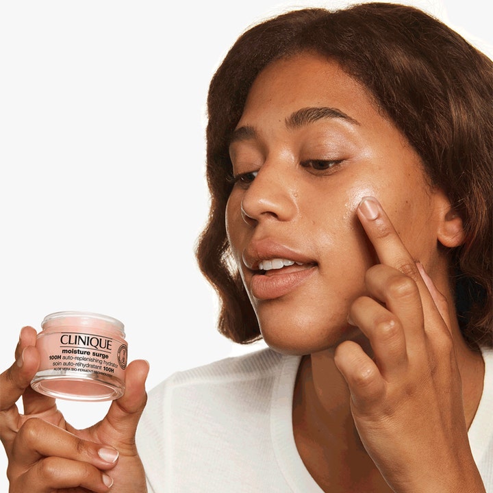 Clinique Moisture Surge 100H 75 ml fuktighetsgivende ansiktskrem påføres huden for en hydrert og frisk glød