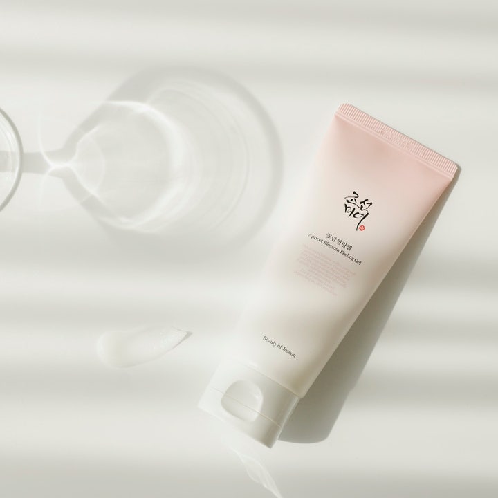 Beauty of Joseon Apricot Blossom Peeling Gel 100 ml eksfolierende peeling gel i rosa tube med synlig hvit tekstur